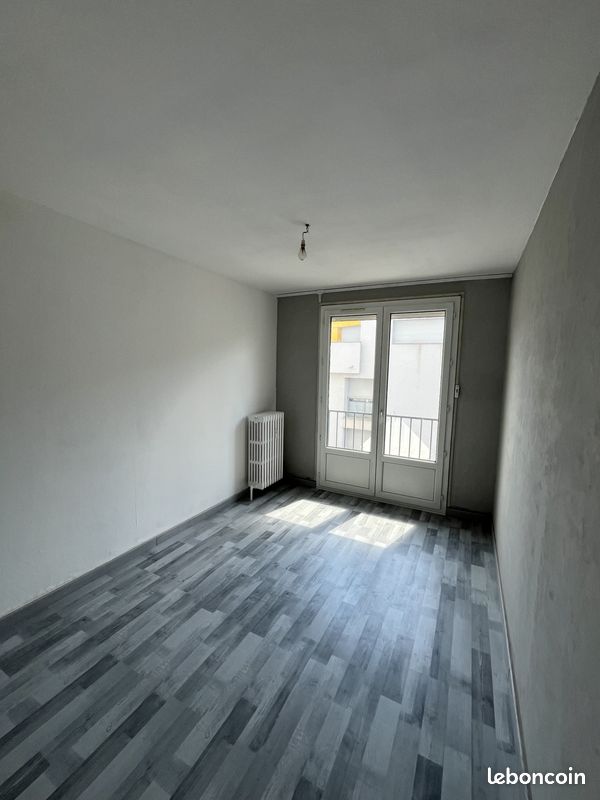 Appartement 3 pièces 55 m² · à Le Chambon-Feugerolles · 55 m² · 49 000 €