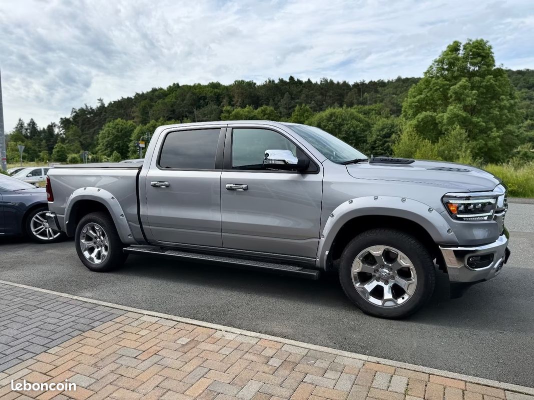 Dodge RAM 1500 Big Horn 5.7 HEMI 401 ch 4x4 – Uconnect – Caméras AV/AR – Attelage (image 9)