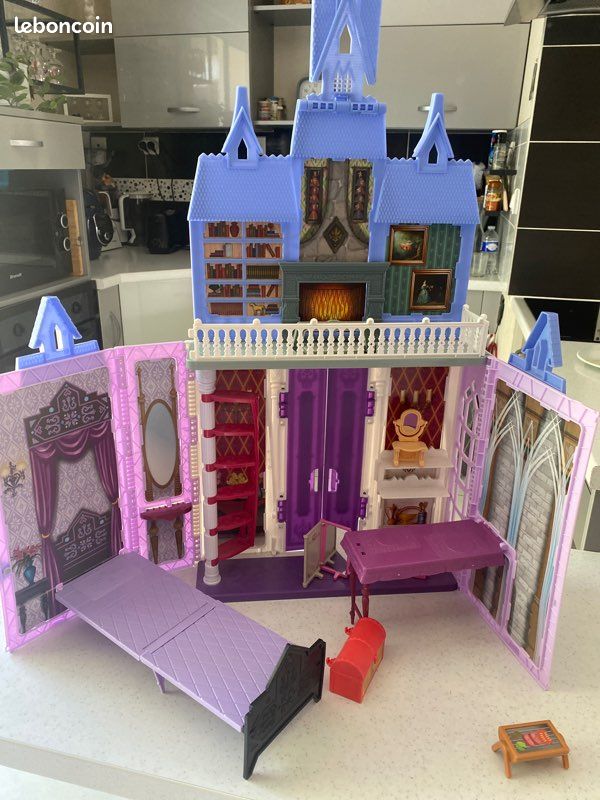 Château Barbies reine des neiges pliable avec qqs accessoires (image 1)