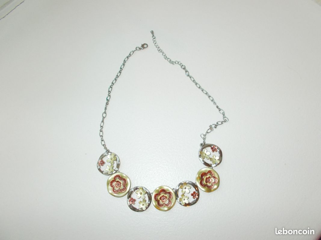 Collier de fleurs (image 1)