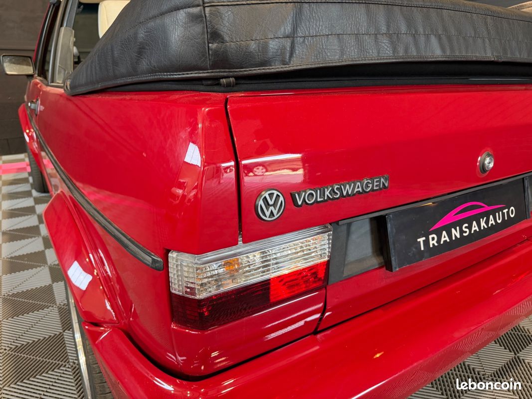 VOLKSWAGEN GOLF CABRIOLET 1.8 90ch - MOTEUR REFAIT 5000KMS - CAPOTE NEUVE - PEINTURE NEUVE - DOSSIER PHOTO RESTAURATION... (image 13)