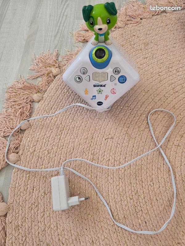 VTech - StoriKid Vert, Conteur d'Histoires Interactif, Boîte à Histoires et Chansons, Projection Lumineuse et animée (image 1)