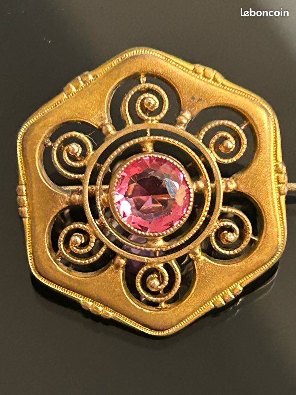 Broche Vintage Dorée à Motifs De Roses - Bijou Ancien, Occasion En Bon état D'usage
