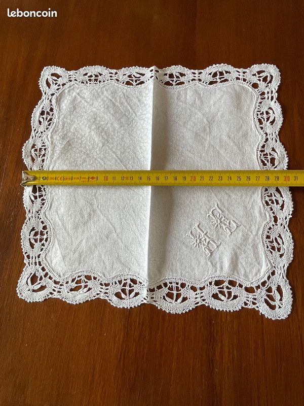 Lot 12 serviettes de table en lin damassé , brodées monogramme et dentelles (image 5)