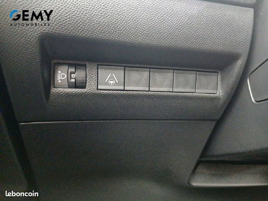 PEUGEOT 2008 Hybrid 145 e-DCS6 Allure (image 21)