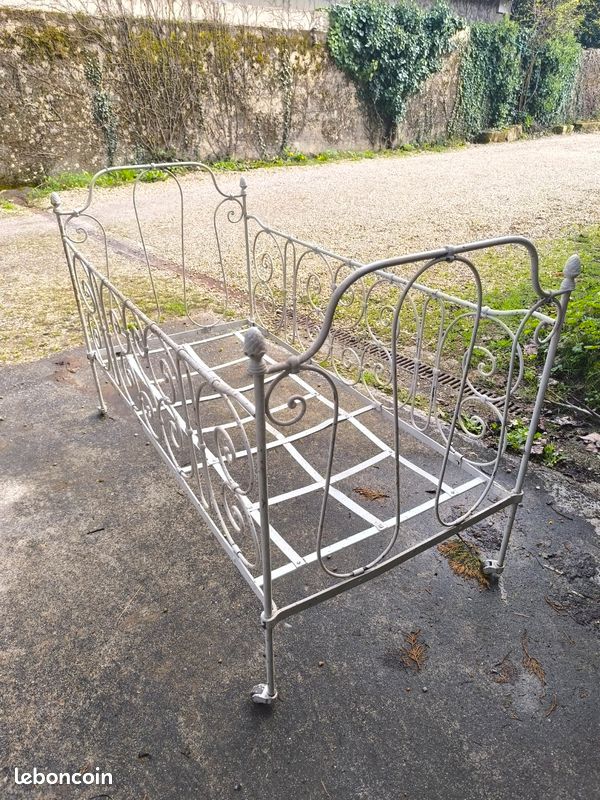 Lit bébé ancien en fer forgé – convertible en banquette – Vintage authentique ancien
🍼 Lit bébé ancien en fer forgé – convertible en banquette – Vintage authentique (image 8)
