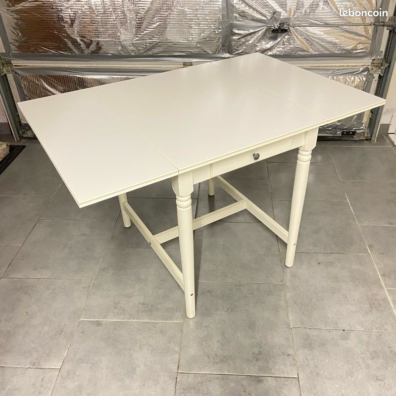 Table d’appoint en bois blanc (image 2)