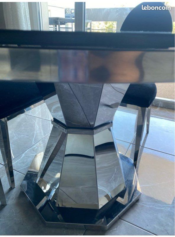 Table ronde et chaises médaillons (image 10)