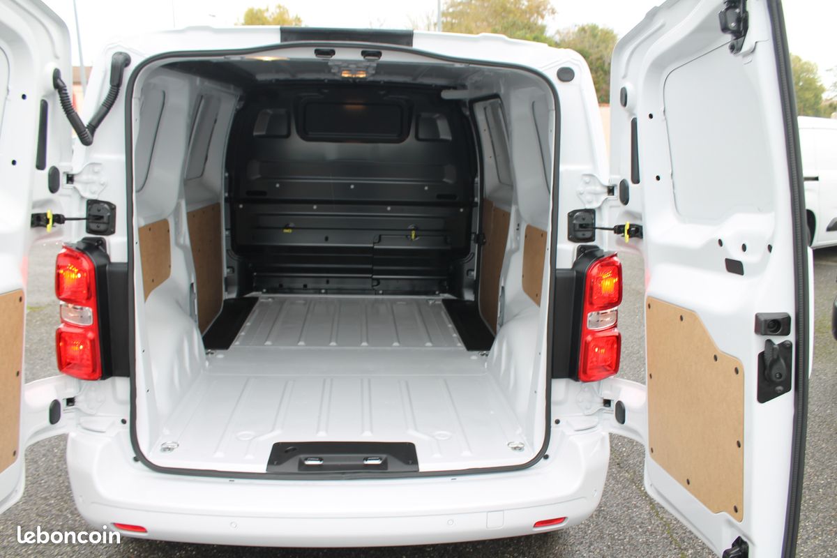 Citroën Jumpy III Fg Taille M 2.0 Blue-Hdi 145 EAT8 GPS, Caméra de recul, Pack Look sortie le 16/06/2025 , 5 Kilomètres, Prix Hors Taxe 25 400 euros (image 7)
