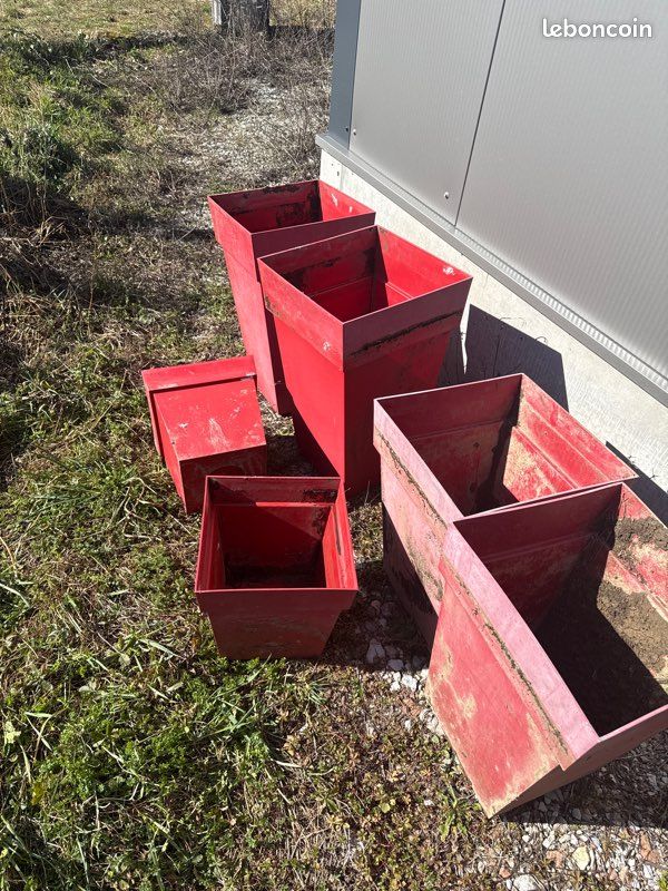 Bacs / pots de plantation rouges (lot ou à l’unité) (image 1)