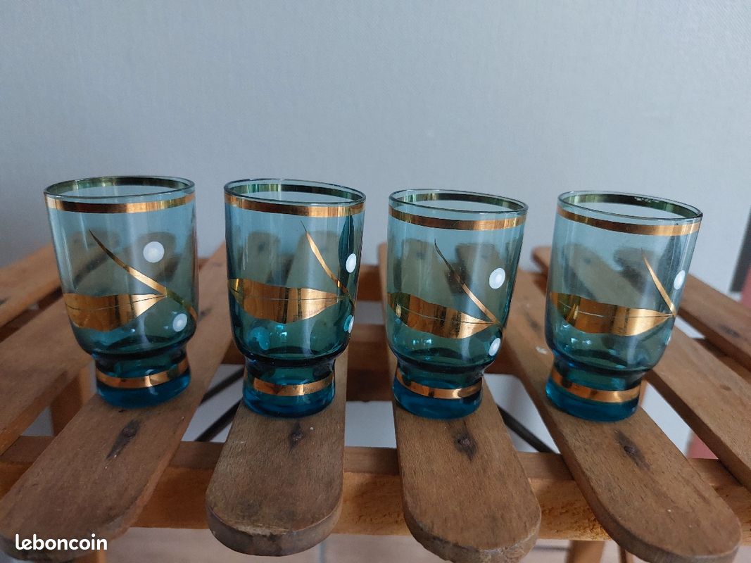 Petit verre bleu et or à liqueur (image 1)