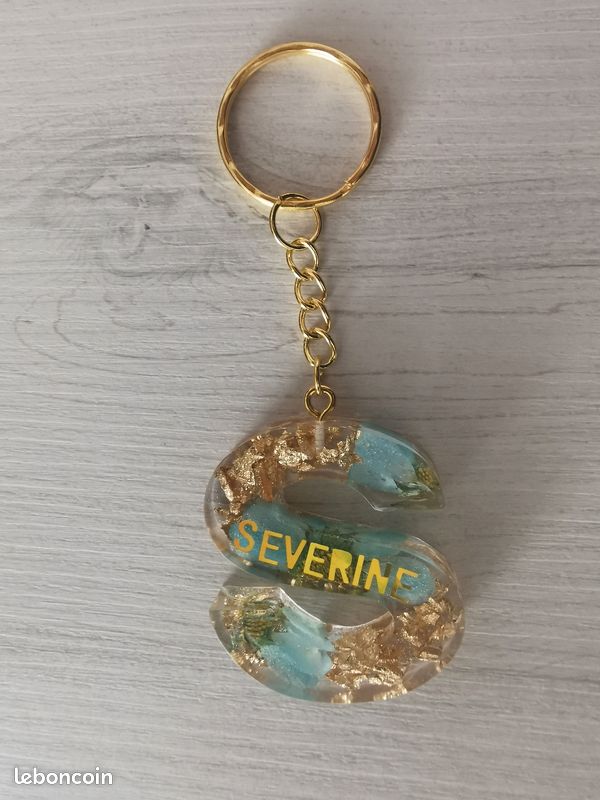 Porte clé lettre en résine (image 2)