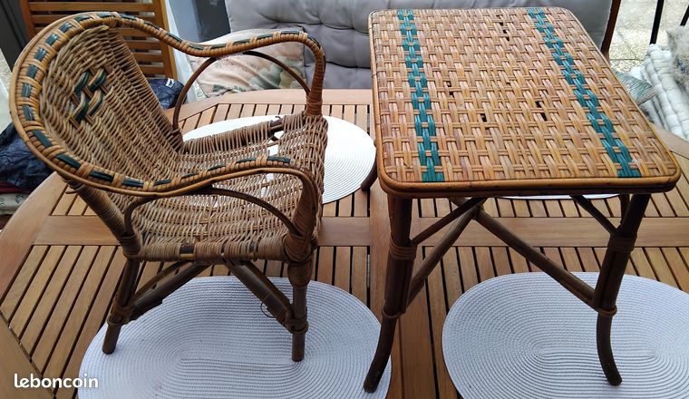 Mobilier de poupée, table et chaises tulipe