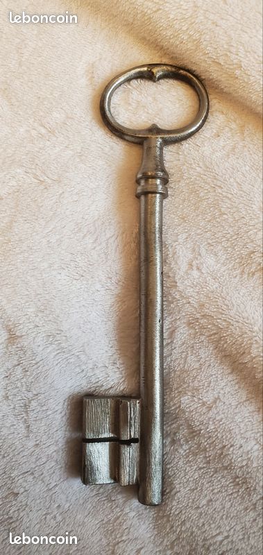 Ancien Cadenas En Fer Forgé Avec Sa Clé – Pièce De Collection Rare