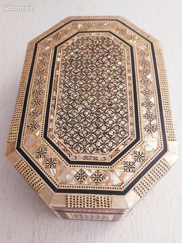 Véritable boite à bijoux égyptienne ovale, en bois incrustée de nacre (image 2)