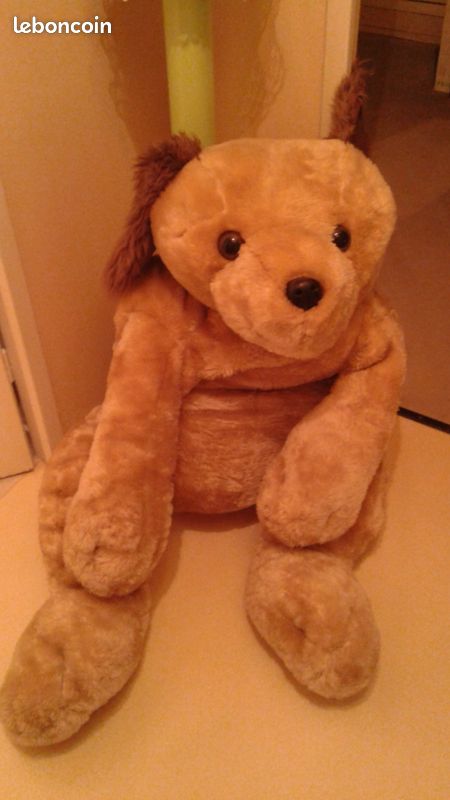 Gros chien en peluche (image 1)
