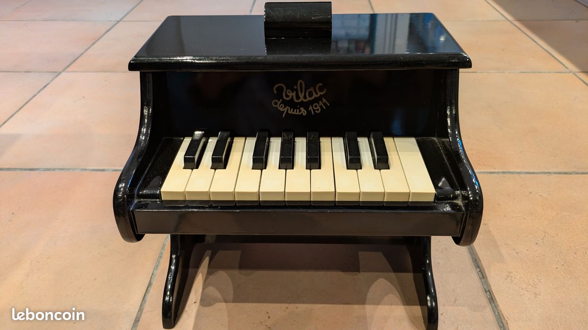 Vilac - jouet en bois - Instruments de musique - Piano Noir Avec Partitions - 8296