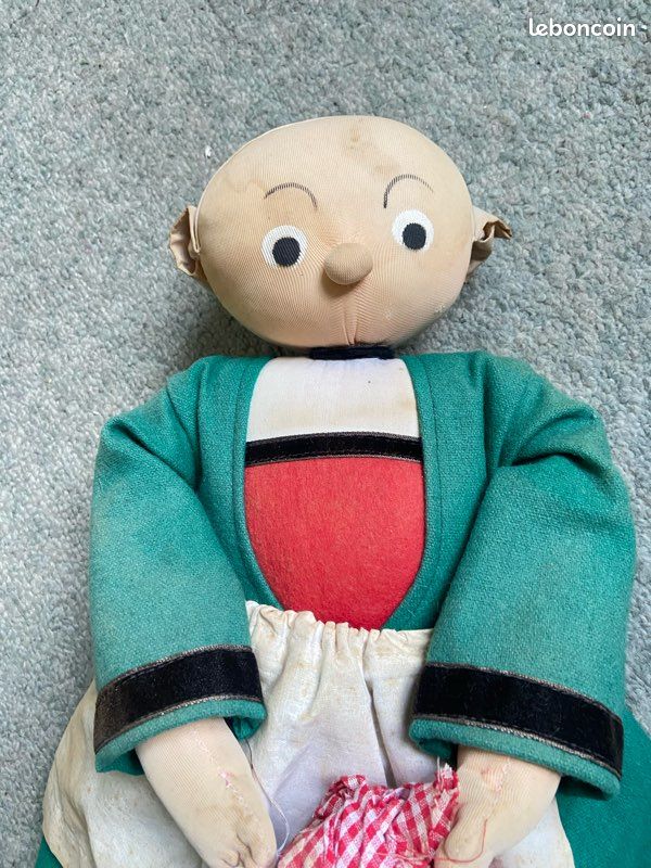 Poupée Bécassine en tissu. On joint une robe de Bécassine ancienne de