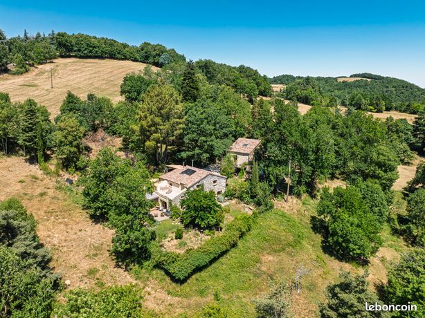 Hameau de charme en pierre – 3 habitations – Vue panoramique – Alboussière (Ardèche)