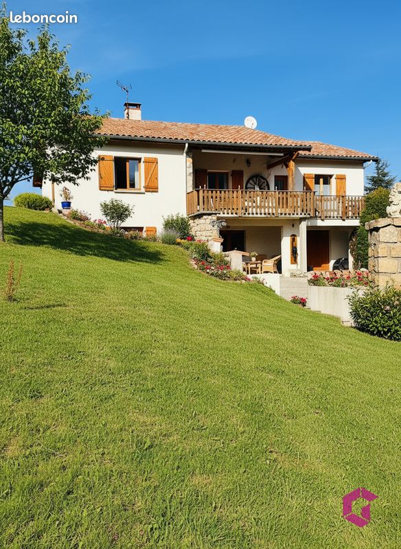 Maison 6 pièces 151 m² · à Bourg-Argental · 151 m² · 260 000 €
