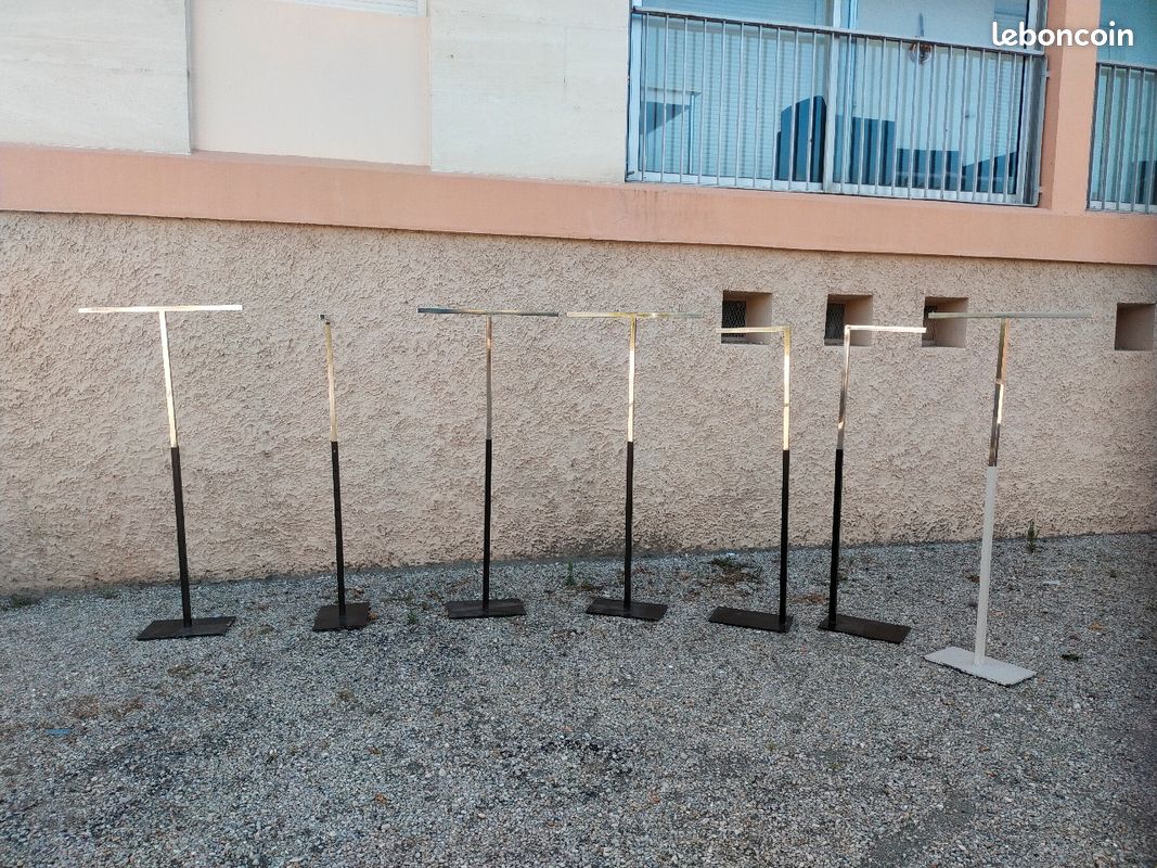 Portant vêtements (image 1)