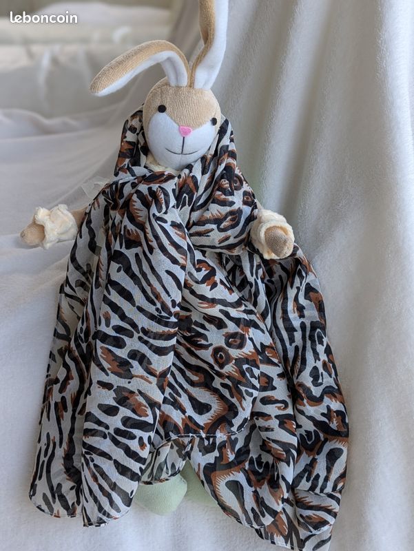 Foulard carré léopard marron et noir sur crème 98 /96 tbe (image 1)