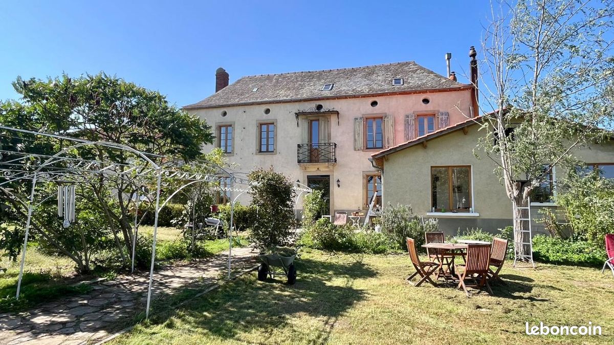 Maison 6 pièces 240 m² · à Montirat · 240 m² · 395 500 €