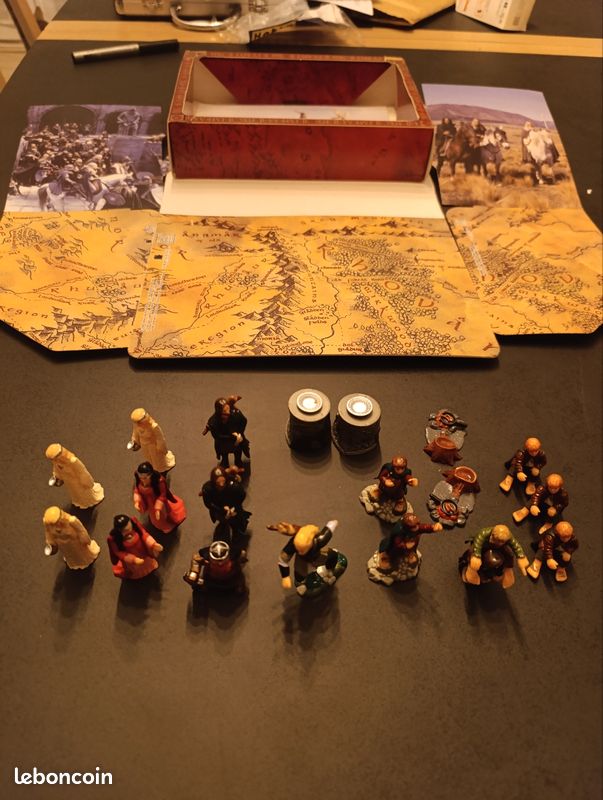 Vends lot Le Seigneur des anneaux comprenant 24 figurines et accessoires
- la boite avec ses décors en très bon état
- les boites contenants les figurines
- 2 fèves
- 2 images magics (image 1)