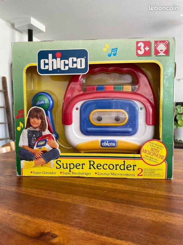 Magnétophone à Cassette Pour L'enregistrement Et La Lecture Des Cassettes Audio Sur Un Fond Isole Blanc Vintage 2gy602p