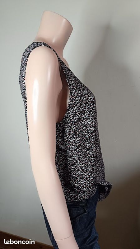 Blouse sans manche fond noir (image 8)