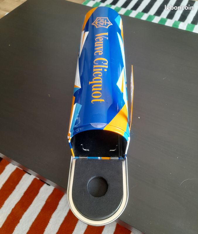 VEUVE CLICQUOT | Insulated Collector Box in the Shape of a Metal