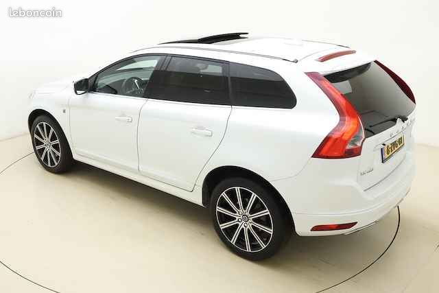 Volvo XC60 2.0 T5 245ch OCEAN RACE - TOIT PANORAMIQUE CUIR SIÈGES ÉLECTRIQUES CHAUFFANTS PARE-BRI... (image 4)