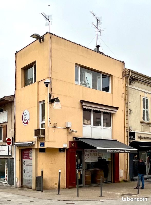Local commercial (image 1)