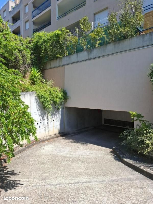 Garage/box Lyon · 60 €/mois
