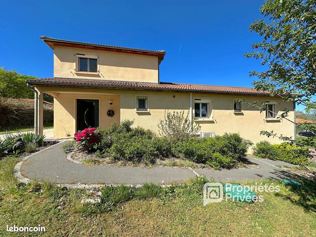 Maison 8 pièces 258 m² · à Orléat · 258 m² · 399 000 €