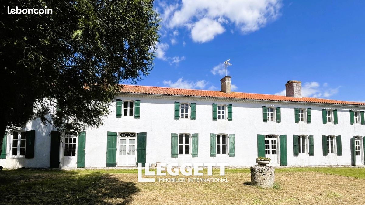 Maison 12 pièces 371 m² · à Surgères · 371 m² · 445 200 €