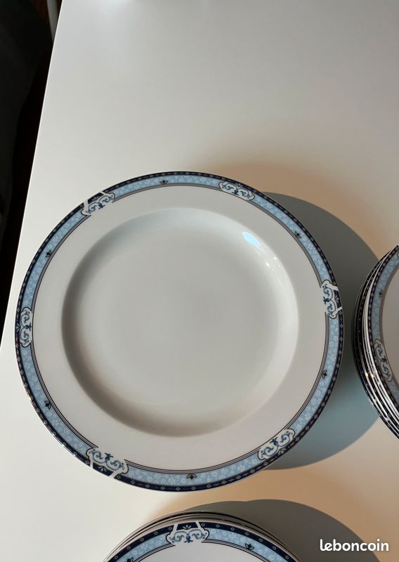 Service de table complet 24 pièces en porcelaine décor bleu (image 2)