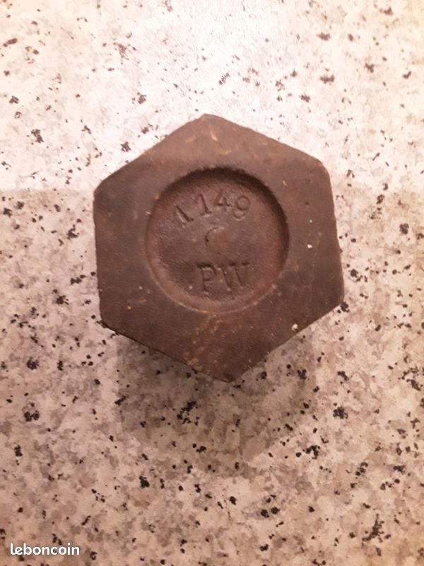 VINTAGE ANCIEN POIDS HEXAGONAL 5kg en FONTE pour BALANCE Roberval VINTAGE ANCIEN POIDS HEXAGONAL 5kg en FONTE pour BALANCE Roberval