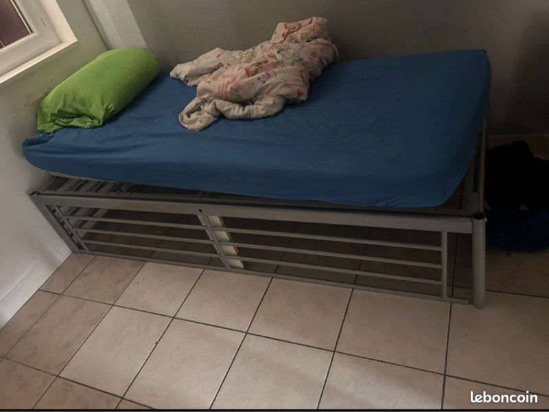 Un lit en metal (image 1)