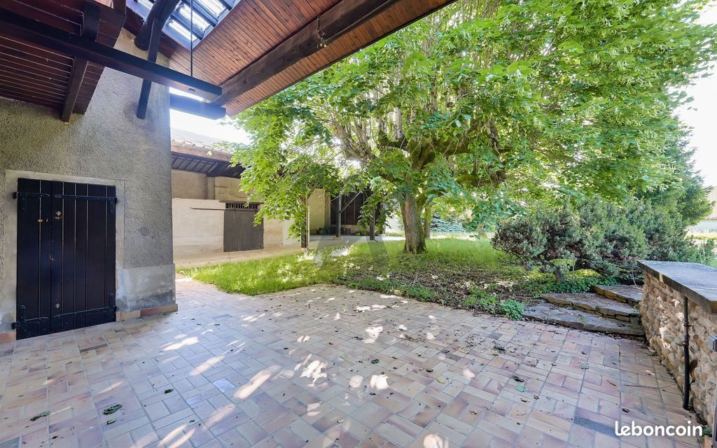 Maison 8 pièces 199 m² · à Cailloux-sur-Fontaines · 199 m² · 495 000 €