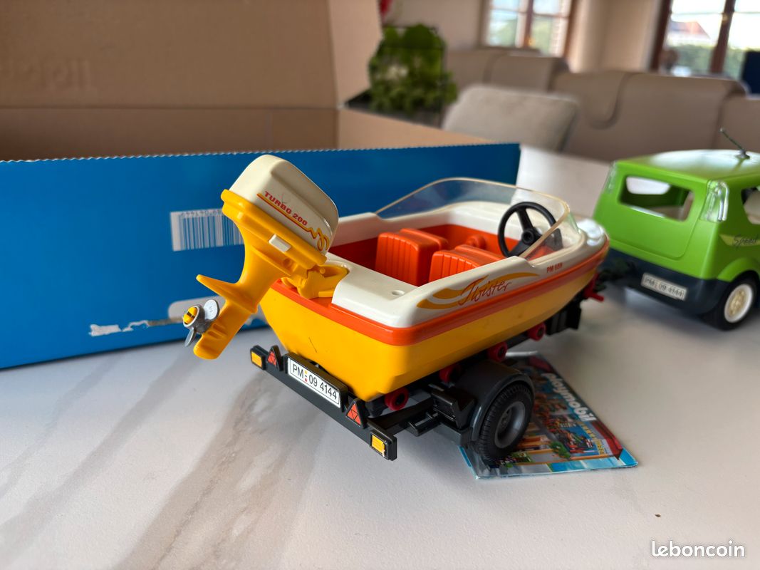 Playmobil 4144 - Voiture familiale avec remorque porte-bateaux (image 4)