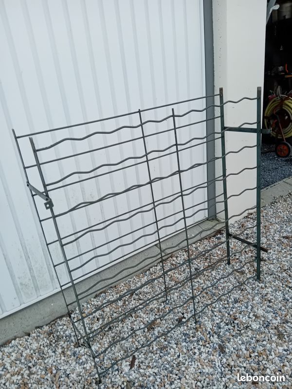 Casier a bouteilles en métal état neuf 100 places (image 1)