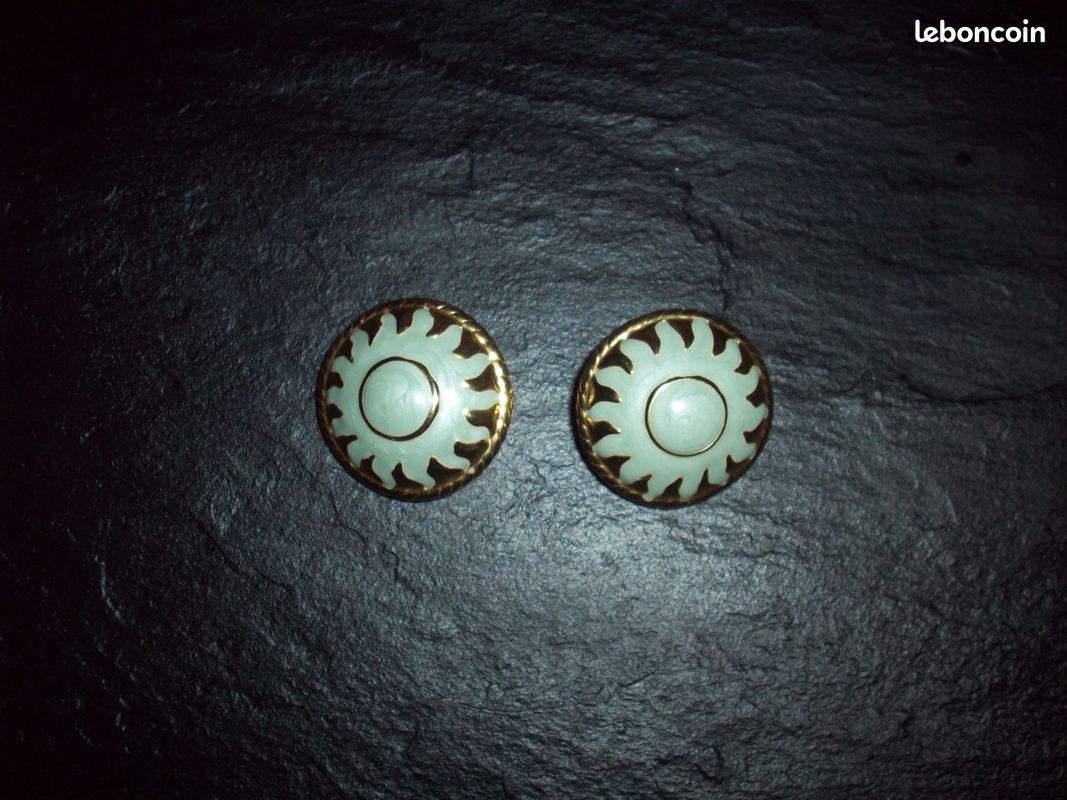 Boucles d'oreilles cabochon bombé doré avecmotif de Soleil en émail bleu clair nacré Vintage (image 1)