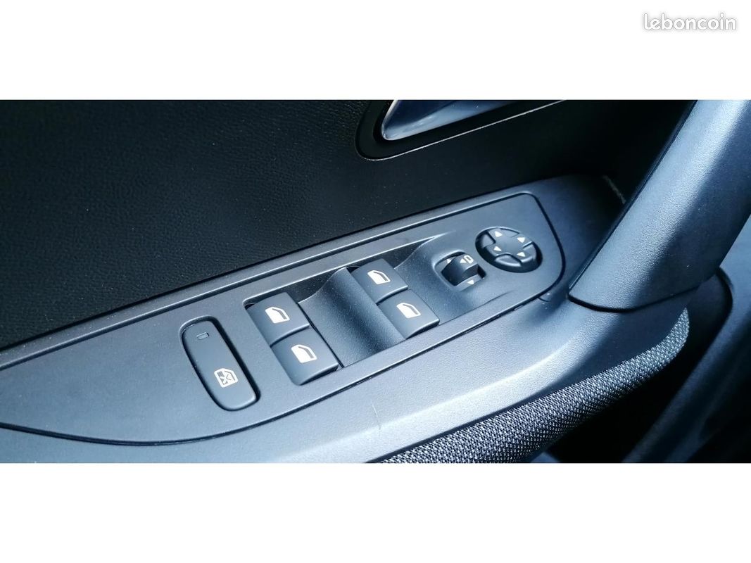 PEUGEOT 2008 1.5 BlueHDi 110 Style +CAMERA (image 12)
