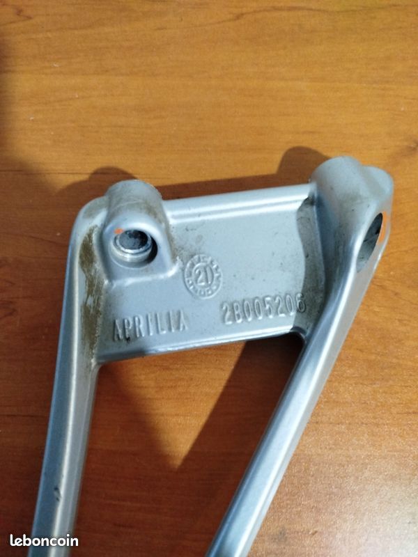 Support de repose pieds arrière gauche passager pour Aprilia RS 660 (image 3)