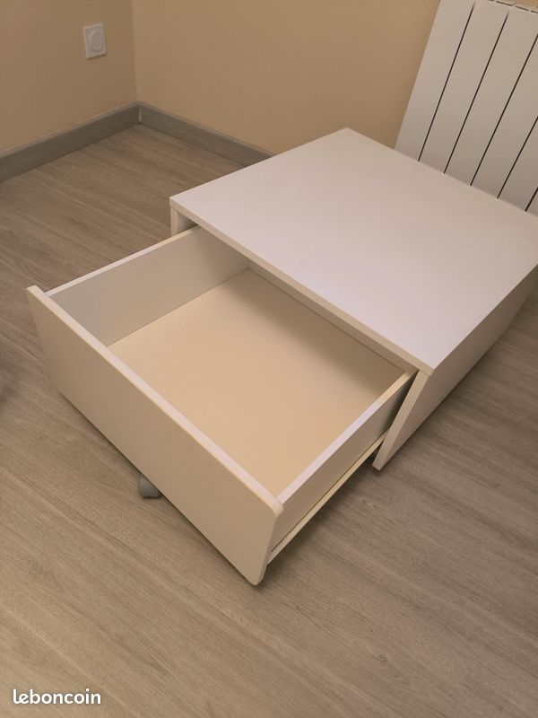 Table de chevet sur roulettes (image 2)