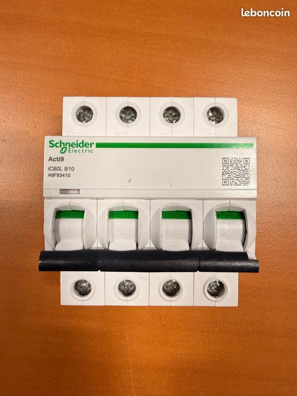 Disjoncteur 4P 10A courbe B (image 1)