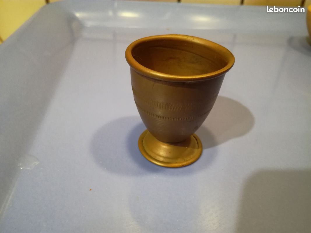Coquetier en cuivre jaune martelé (image 1)