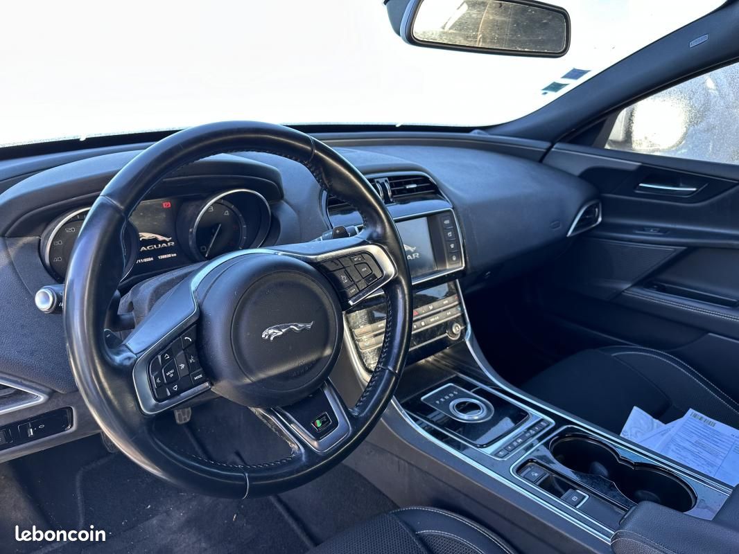 Jaguar XE 2.0 D - 180 ch BVA AWD R-Sport (image 8)