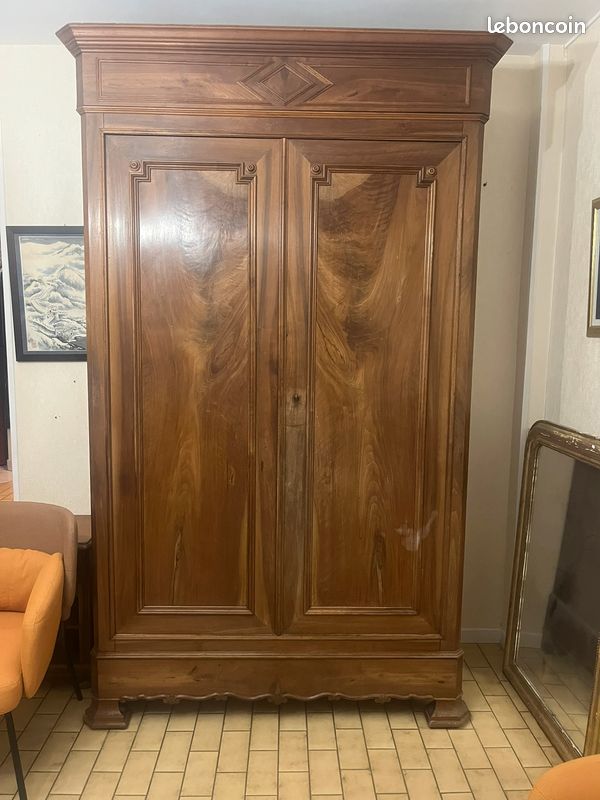 Grande armoire ancienne en bois massif (Noyer / Merisier) - Style bonnetière / vaisselier (image 1)